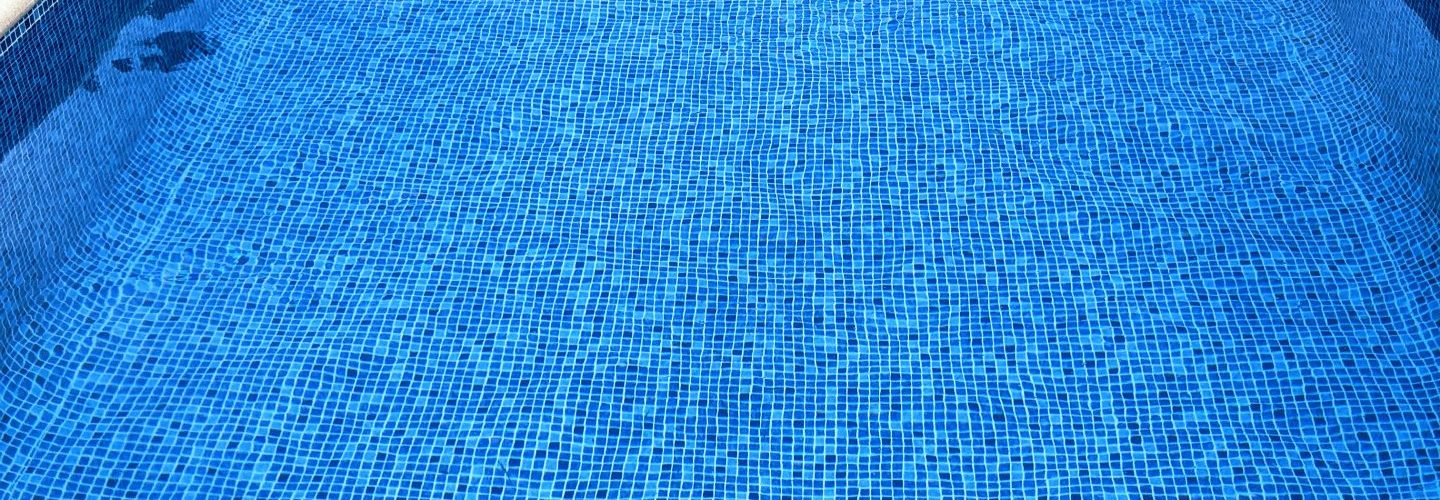 Reforma general de esta piscina en Moraira