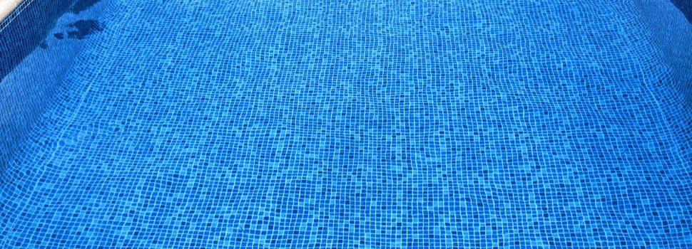 Reforma general de esta piscina en Moraira