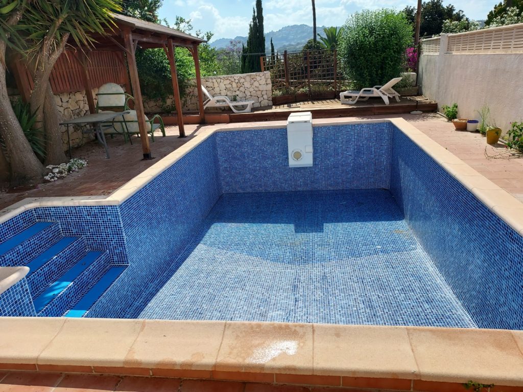 Wechsel der PVC Folie in diesem Schwimmbad in Moraira